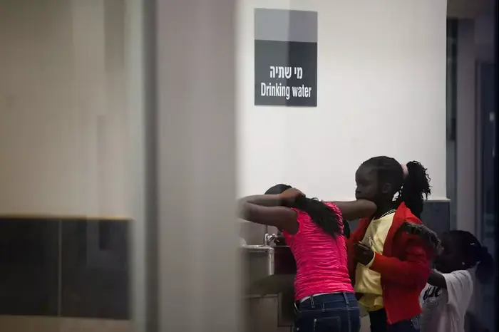 טיסה נוספת יצאה הלילה לדרום סודן, יוני 2012 (דרור עינב) טיסה נוספת יצאה הלילה לדרום סודן, יוני 2012 (דרור עינב)