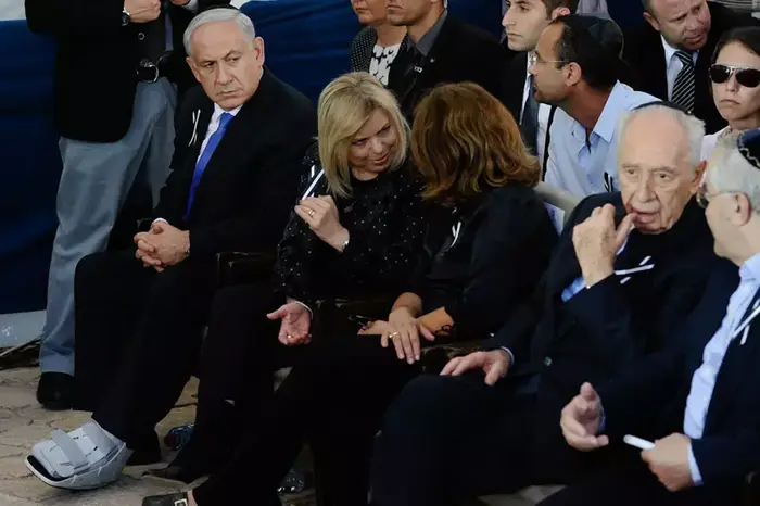 בנימין נתניהו בגבס בהלוויית יצחק שמיר (עומר מירון) בנימין נתניהו בגבס בהלוויית יצחק שמיר (עומר מירון)