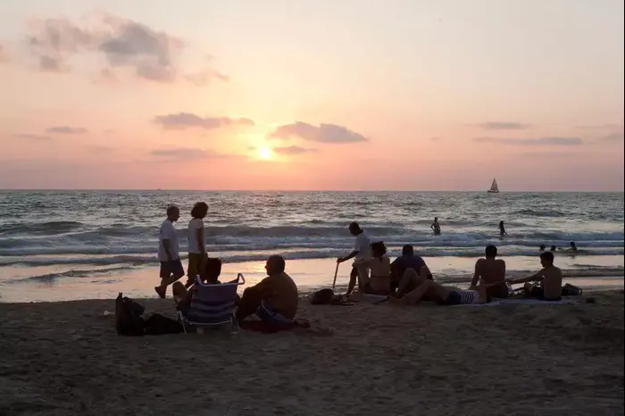 גבר טבע בחוף אכדיה בהרצליה, יולי 2012 (יותם רונן) גבר טבע בחוף אכדיה בהרצליה, יולי 2012 (יותם רונן)