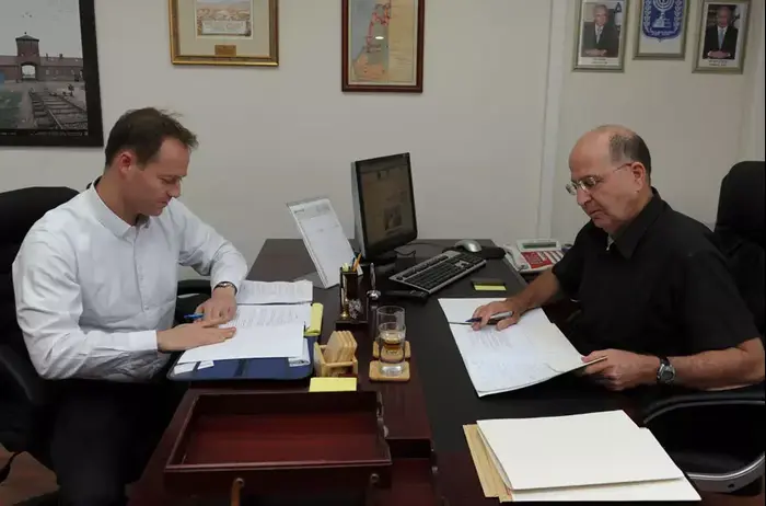 משה (בוגי)יעלון ויוחנן פלסנר ,יוני 2012 (לשכת העיתונות הממשלתית , משה מילנר) משה (בוגי)יעלון ויוחנן פלסנר ,יוני 2012 (לשכת העיתונות הממשלתית , משה מילנר)