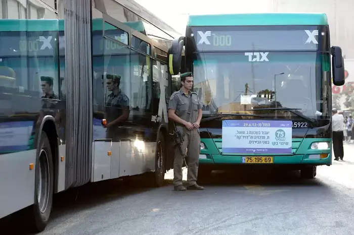 אישה נמחצה בין שני אוטובוסים בתחנת המרכזית בירושלים, יולי 2012 (עומר מירון) אישה נמחצה בין שני אוטובוסים בתחנת המרכזית בירושלים, יולי 2012 (עומר מירון)