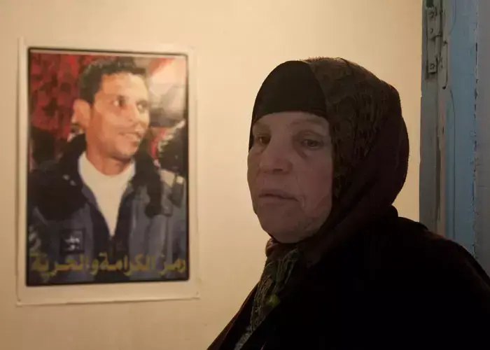 מנוביה אבו עזיזי, אמו של מוחמד בועזיזי, שהצית את המהומות בטוניסיה (AP) מנוביה אבו עזיזי, אמו של מוחמד בועזיזי, שהצית את המהומות בטוניסיה (AP)