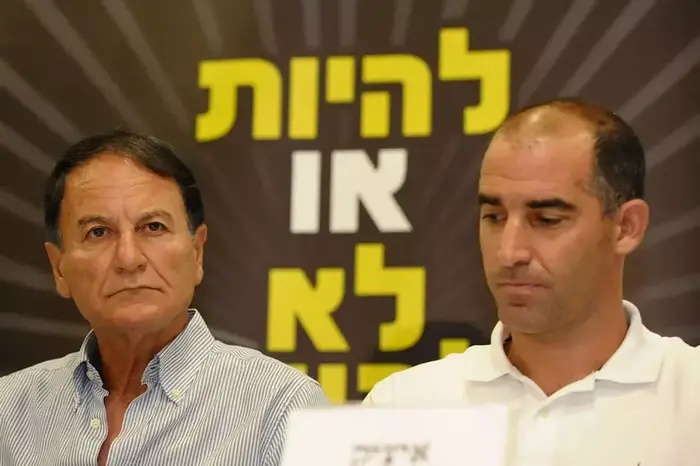 יו"ר בית"ר ירושלים איציק קורנפיין לצד המאמן אלי כהן (עומר מירון) יו"ר בית"ר ירושלים איציק קורנפיין לצד המאמן אלי כהן (עומר מירון)