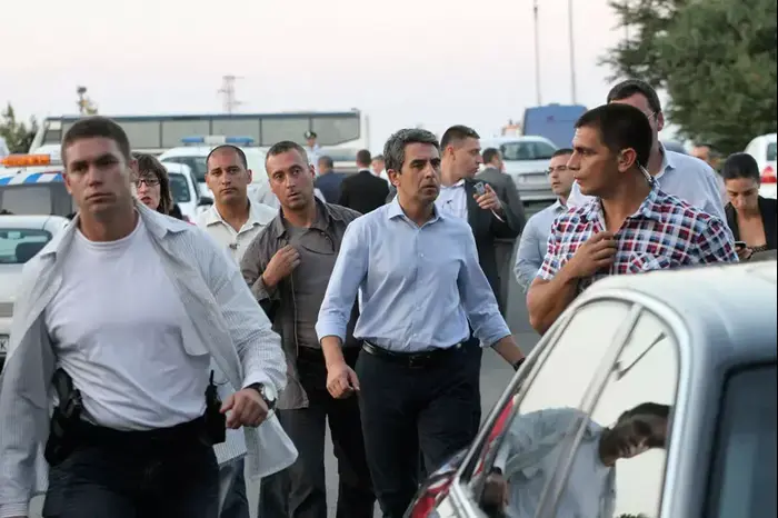 רוסן פלבנלייב בזירת הפיגוע בבולגריה (רויטרס) רוסן פלבנלייב בזירת הפיגוע בבולגריה (רויטרס)