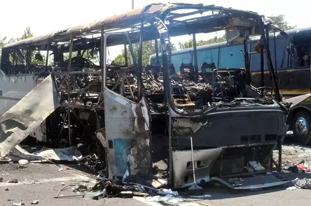 האוטובוס השרוף לאחר הפיגוע בבורגס בולגריה, יולי 2012 (אתר רשמי , משרד החוץ הבולגרי) האוטובוס השרוף לאחר הפיגוע בבורגס בולגריה, יולי 2012 (אתר רשמי , משרד החוץ הבולגרי)