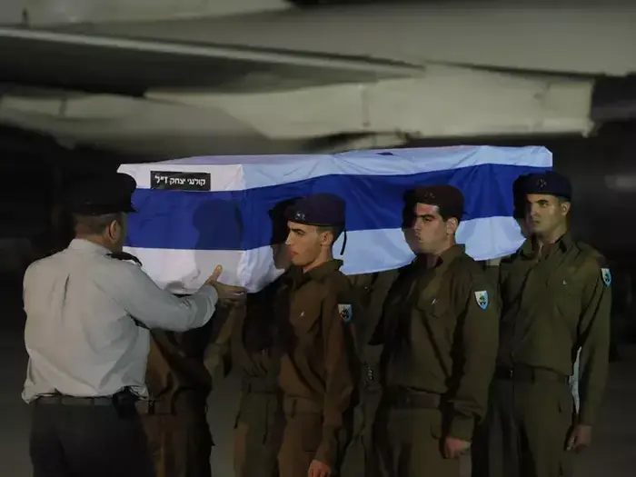 ארונות הקרבנות מהפיגוע בבורגס, בולגריה נחתו בנתב"ג, יולי 12 (לשכת העיתונות הממשלתית , עמוס בן גרשום) ארונות הקרבנות מהפיגוע בבורגס, בולגריה נחתו בנתב"ג, יולי 12 (לשכת העיתונות הממשלתית , עמוס בן גרשום)