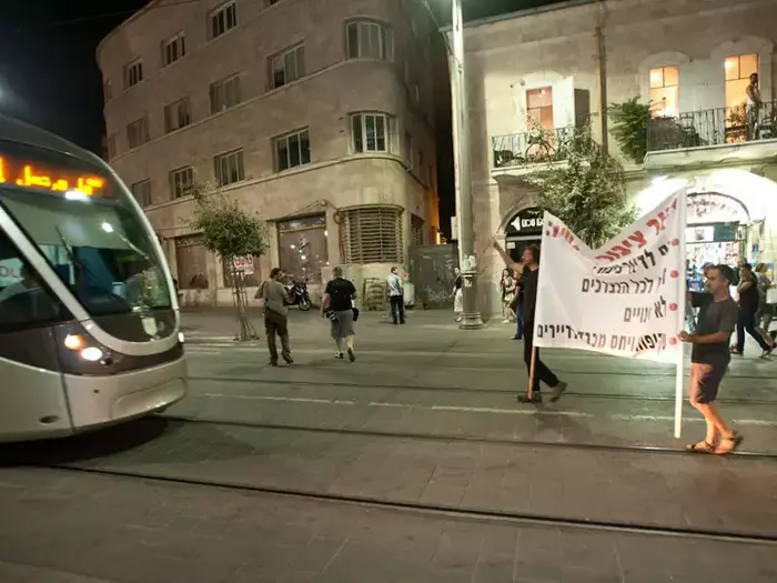 מפגינים בירושלים מחוץ סניף הביטוח הלאומי ברחוב בן שטח, יולי 2012 (עומר מירון) מפגינים בירושלים מחוץ סניף הביטוח הלאומי ברחוב בן שטח, יולי 2012 (עומר מירון)