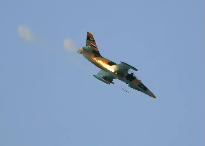 מטוס L-39 של חיל האוויר הסורי משגר רקטות לעבר בתי תושבים בתל רפעת, ליד חלב. אוגוסט 2012 (רויטרס) מטוס L-39 של חיל האוויר הסורי משגר רקטות לעבר בתי תושבים בתל רפעת, ליד חלב. אוגוסט 2012 (רויטרס)