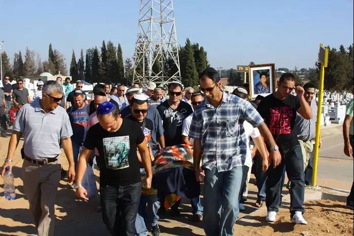 הלווית לריסה רובינוב, שנפגעה בתאונת פגע וברח בנתניה , אוגוסט 2012 (שלומי גבאי) הלווית לריסה רובינוב, שנפגעה בתאונת פגע וברח בנתניה , אוגוסט 2012 (שלומי גבאי)