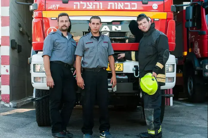 שוכי בנדיקט, מפקד יחידת מתנדבים חרדים בכיבוי ירושלים, שלום גולמבו ויוסי עמר, ירושלים, ספטמבר 2012 (עומר מירון) שוכי בנדיקט, מפקד יחידת מתנדבים חרדים בכיבוי ירושלים, שלום גולמבו ויוסי עמר, ירושלים, ספטמבר 2012 (עומר מירון)