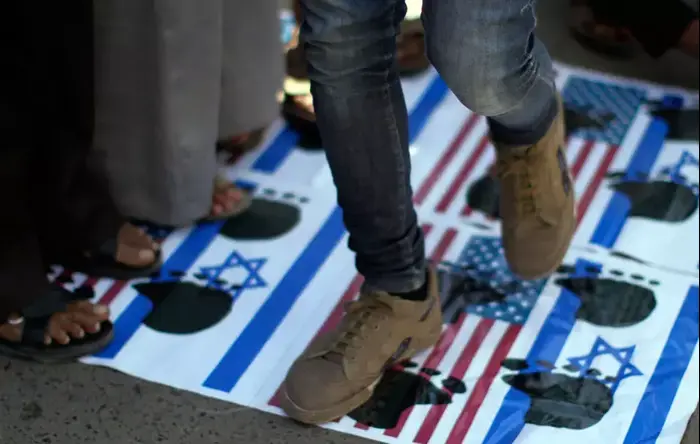 מפגינים מחוץ לשגרירות ארה"ב בצנעא, תימן. 13 בספטמבר 2012 (רויטרס) מפגינים מחוץ לשגרירות ארה"ב בצנעא, תימן. 13 בספטמבר 2012 (רויטרס)