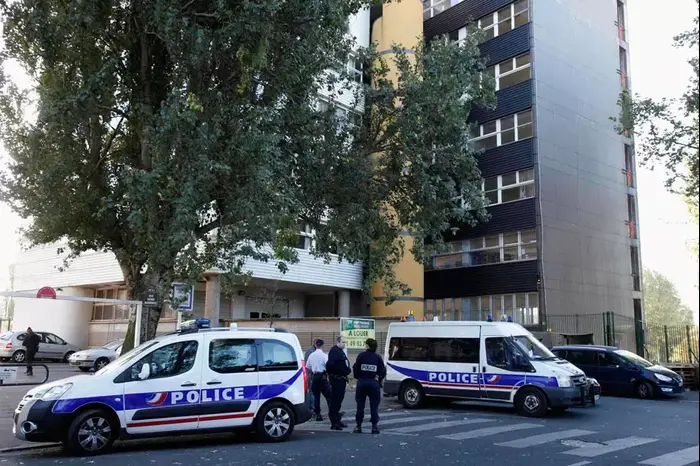 אבטחה בפריז סביב מערכת המגזין הסאטירי "שרלי הבדו". צרפת, 19 בספטמבר 2012 (רויטרס) אבטחה בפריז סביב מערכת המגזין הסאטירי "שרלי הבדו". צרפת, 19 בספטמבר 2012 (רויטרס)