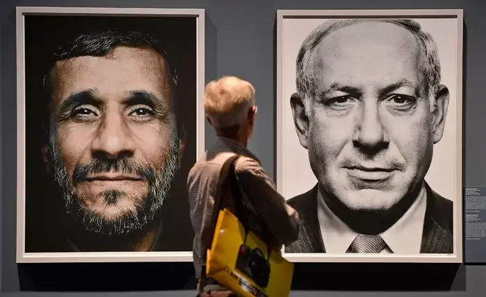 דיוקניהם של בנימין נתניהו ומחמוד אחמדינג'ד במיצג "פני הכוח" בתערוכת "פוטוקינה" בקלן. גרמניה, 23 בספטמבר 2012 (AP) דיוקניהם של בנימין נתניהו ומחמוד אחמדינג'ד במיצג "פני הכוח" בתערוכת "פוטוקינה" בקלן. גרמניה, 23 בספטמבר 2012 (AP)