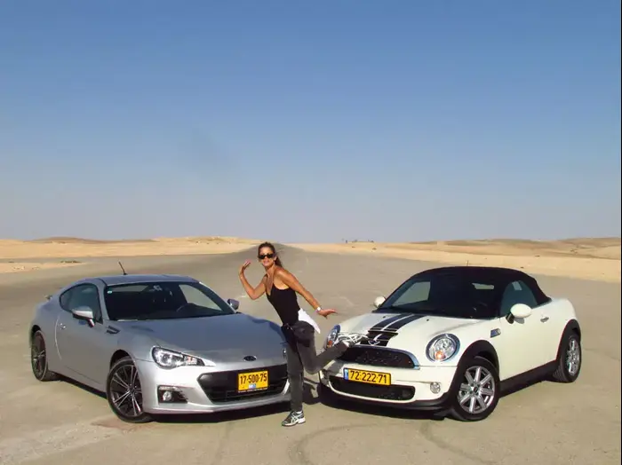 מבחן מיני רודסטר קופר S מול סובארו BRZ של אפרת הופמן (קובי ליאני) מבחן מיני רודסטר קופר S מול סובארו BRZ של אפרת הופמן (קובי ליאני)