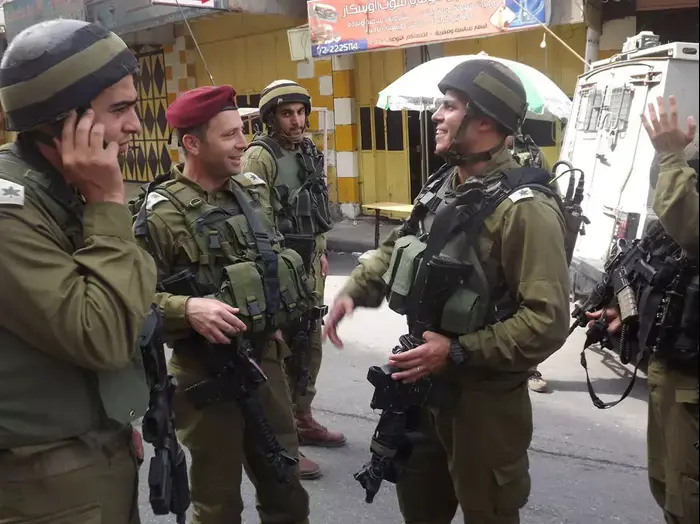 חיילי צה"ל בחברון (יח"צ , צילום: אמיר בוחבוט) חיילי צה"ל בחברון (יח"צ , צילום: אמיר בוחבוט)