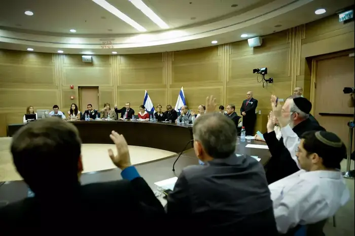 הצבעה בוועדת הכנסת על החוק לפיזור הכנסת (עומר מירון) הצבעה בוועדת הכנסת על החוק לפיזור הכנסת (עומר מירון)