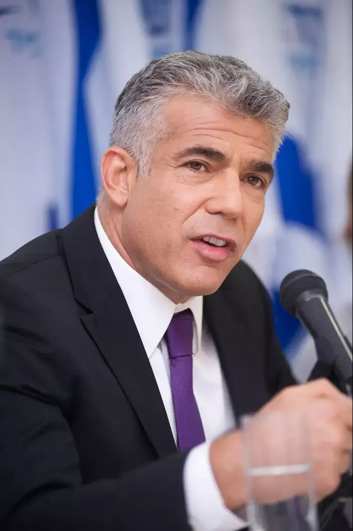 יאיר לפיד במסיבת עיתונאים שבה מציג את המצטרפות החדשות דר' עדי קול, מקימת הפרויקט "אוניברסיטה בעם" ועו"ד קארין אלהרר, ראש מערך הקליניקות המשפטיות באוניברסיטת בר-אילן, אוקטובר 2012 (נמרוד סונדרס) יאיר לפיד במסיבת עיתונאים שבה מציג את המצטרפות החדשות דר' עדי קול, מקימת הפרויקט "אוניברסיטה בעם" ועו"ד קארין אלהרר, ראש מערך הקליניקות המשפטיות באוניברסיטת בר-אילן, אוקטובר 2012 (נמרוד סונדרס)