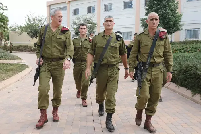 ביקור הרמטכ"ל בני גנץ באוגדת עזה בליוויי מפקד אוגדה עזה טל רוסו, אוקטובר 2012 (דובר צה"ל) ביקור הרמטכ"ל בני גנץ באוגדת עזה בליוויי מפקד אוגדה עזה טל רוסו, אוקטובר 2012 (דובר צה"ל)