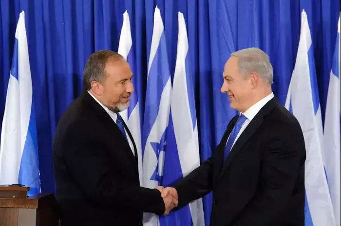 אביגדור ליברמן ובנימין נתניהו מודיעים על איחוד לקראת הבחירות, אוקטובר 2012 (עומר מירון) אביגדור ליברמן ובנימין נתניהו מודיעים על איחוד לקראת הבחירות, אוקטובר 2012 (עומר מירון)