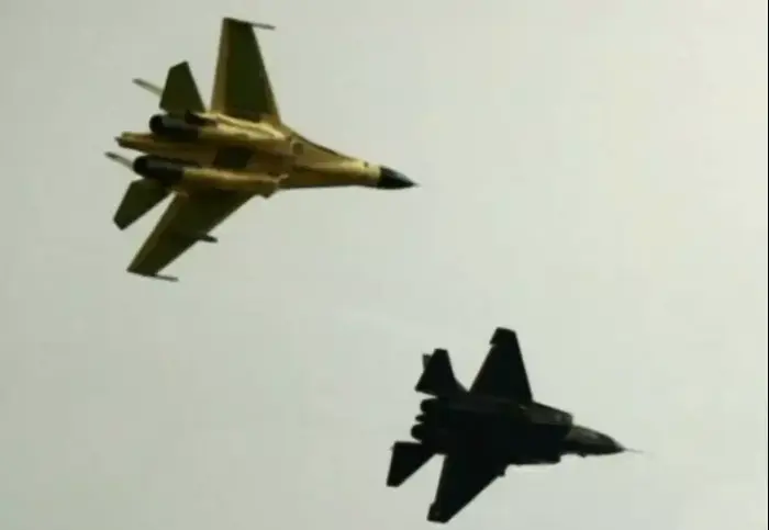 מטוס חמקן סיני מדגם J-31 בטיסתו הראשון. 31 באוקטובר 2012 (צילום מסך , צילום מסך מהטלוויזיה הסינית) מטוס חמקן סיני מדגם J-31 בטיסתו הראשון. 31 באוקטובר 2012 (צילום מסך , צילום מסך מהטלוויזיה הסינית)