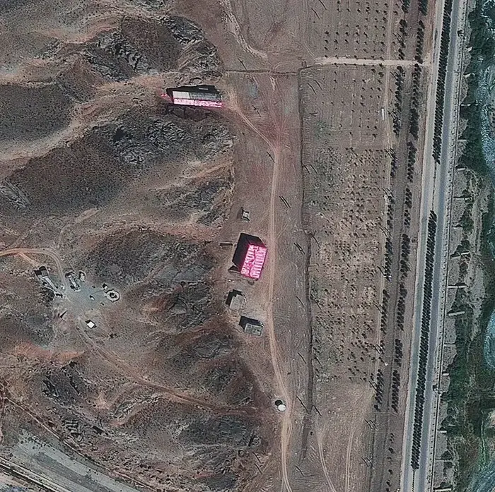 תצלום לוויין של האתר הצבאי בפרצ'ין, בו לפי החשד אירן מבצעת ניסויים בשלב הסופי של הרכבת הפצצה הגרעינית. 24 באוגוסט 2012 (AP , מכון ISIS) תצלום לוויין של האתר הצבאי בפרצ'ין, בו לפי החשד אירן מבצעת ניסויים בשלב הסופי של הרכבת הפצצה הגרעינית. 24 באוגוסט 2012 (AP , מכון ISIS)