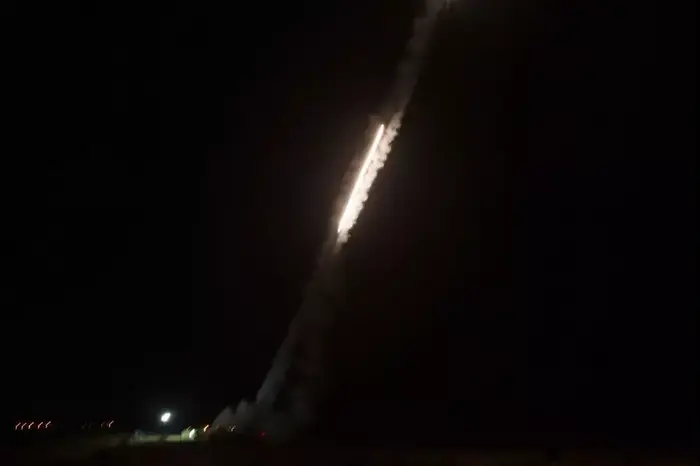 כיפת ברזל מיירטת רקטה מעל באר שבע, נובמבר 2012 (רויטרס) כיפת ברזל מיירטת רקטה מעל באר שבע, נובמבר 2012 (רויטרס)