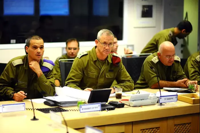 בני גנץ בהערכת מצב במטכ"ל, נובמבר 2012 (דובר צה"ל) בני גנץ בהערכת מצב במטכ"ל, נובמבר 2012 (דובר צה"ל)