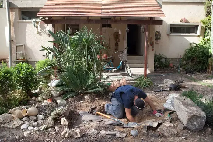 רקטה נפלה בקיבוץ במועצה אזורית אשכול, נובמבר 2012 (דרור עינב) רקטה נפלה בקיבוץ במועצה אזורית אשכול, נובמבר 2012 (דרור עינב)
