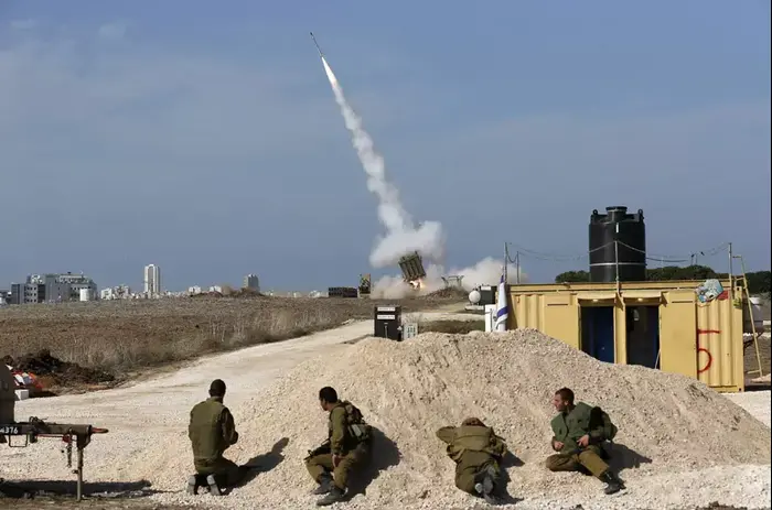 שיגור טיל ממערכת כיפת ברזל באשדוד. 18 בנובמבר 2012 (רויטרס) שיגור טיל ממערכת כיפת ברזל באשדוד. 18 בנובמבר 2012 (רויטרס)