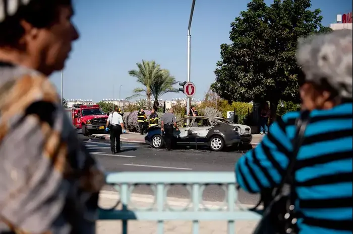 פגיעת רקטה ברכב באשקלון, נובמבר 2012 (בן קלמר) פגיעת רקטה ברכב באשקלון, נובמבר 2012 (בן קלמר)