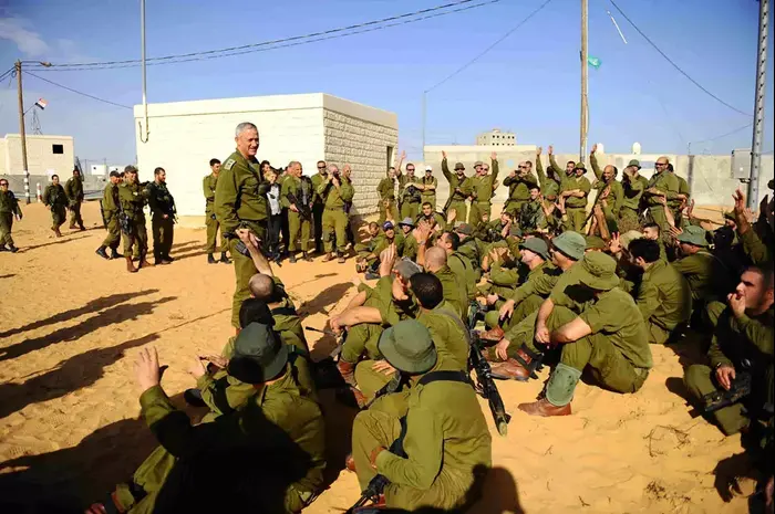 תמונות מביקור הרמטכ"ל בצאלים, נובמבר 2012 (דובר צה"ל) תמונות מביקור הרמטכ"ל בצאלים, נובמבר 2012 (דובר צה"ל)