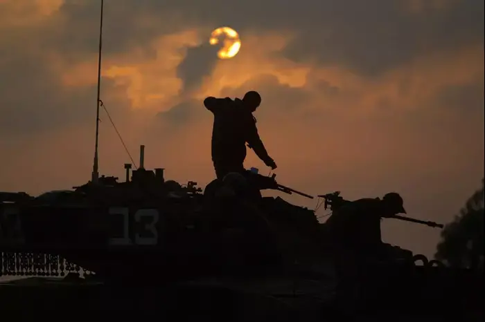כלי שריון של צה"ל בגבול רצועת עזה. 19 בנובמבר 2012 (רויטרס) כלי שריון של צה"ל בגבול רצועת עזה. 19 בנובמבר 2012 (רויטרס)