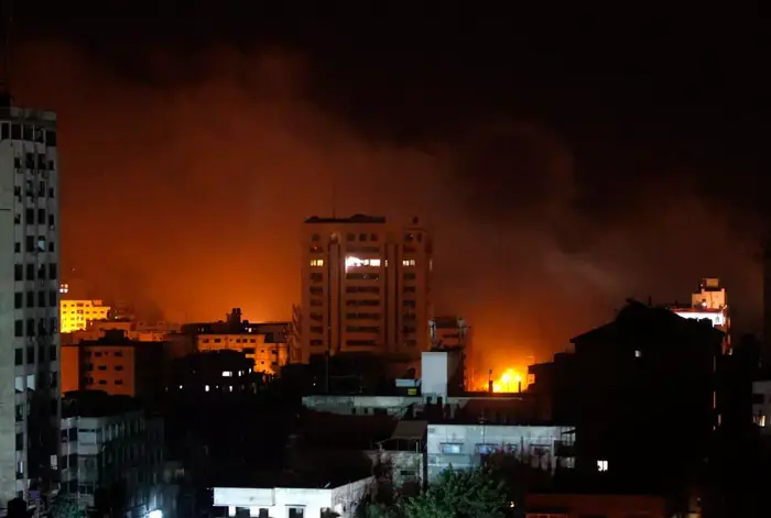 אש ועשן בעיר עזה לאחר הפצצת חיל האוויר (AP , Hatem Moussa) אש ועשן בעיר עזה לאחר הפצצת חיל האוויר (AP , Hatem Moussa)