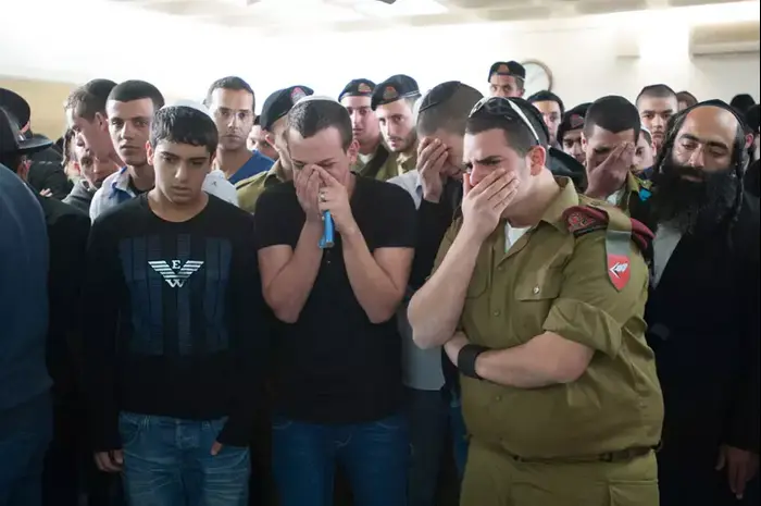הלווית החייל יוסף פרטוק שנהרג מנפילת רקטה בעין השלושה, נובמבר 2012 (עומר מירון) הלווית החייל יוסף פרטוק שנהרג מנפילת רקטה בעין השלושה, נובמבר 2012 (עומר מירון)