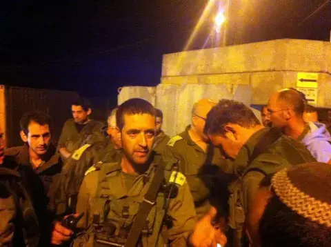 חיילי מילואים חסמו אוטובוס של חיילי סדיר (יח"צ) חיילי מילואים חסמו אוטובוס של חיילי סדיר (יח"צ)