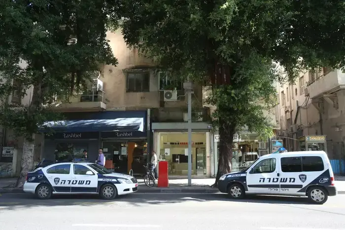 שוד זהב בחנות ברחוב אלנבי בתל אביב , נובמבר 2012 (יותם רונן) שוד זהב בחנות ברחוב אלנבי בתל אביב , נובמבר 2012 (יותם רונן)