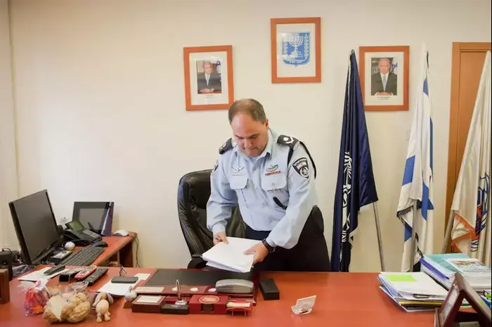 ראש הימ"ר בתדרוך בלוד על פרשת שמעון קופר והרופאה המרדימה (דרור עינב) ראש הימ"ר בתדרוך בלוד על פרשת שמעון קופר והרופאה המרדימה (דרור עינב)