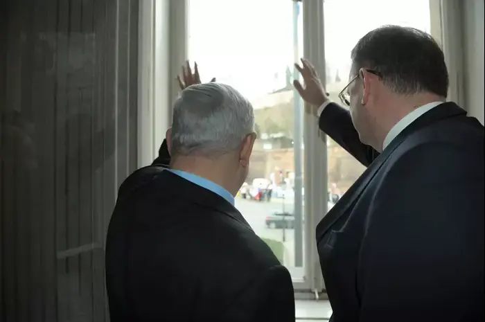 ביקור ראש הממשלה בנימין נתניהו בפראג, ופגישתו עם רה"מ צ'כיה פטר נקאס. (לשכת העיתונות הממשלתית , עמוס בן גרשום) ביקור ראש הממשלה בנימין נתניהו בפראג, ופגישתו עם רה"מ צ'כיה פטר נקאס. (לשכת העיתונות הממשלתית , עמוס בן גרשום)