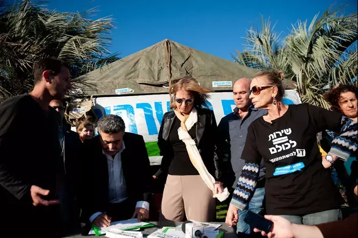 ציפי לבני ועמיר פרץ במאהל הפראיירים , דצמבר 2012 (בן קלמר) ציפי לבני ועמיר פרץ במאהל הפראיירים , דצמבר 2012 (בן קלמר)
