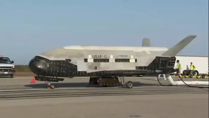 רכב החלל X-37 של חיל האוויר האמריקני בטיסת ניסוי בשנת 2012 (צילום מסך) רכב החלל X-37 של חיל האוויר האמריקני בטיסת ניסוי בשנת 2012 (צילום מסך)