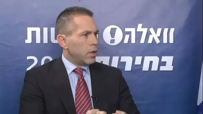 גלעד ארדן בראיון לינון מגל, דצמבר 2012 (מערכת וואלה! NEWS) גלעד ארדן בראיון לינון מגל, דצמבר 2012 (מערכת וואלה! NEWS)