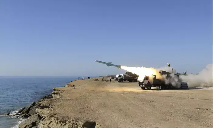 שיגור טיל ראדר במהלך התרגיל השנתי של חיל הים האירני במיצר הורמוז, ינואר 2013 (AP) שיגור טיל ראדר במהלך התרגיל השנתי של חיל הים האירני במיצר הורמוז, ינואר 2013 (AP)