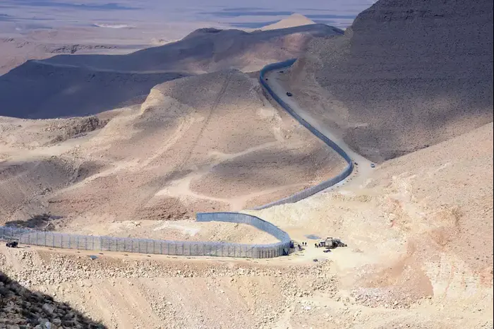 רה"מ בנימין נתניהו בטקס סיום בניית הגדר עם מצרים, ינואר 2013 (לשכת העיתונות הממשלתית , משה מילנר) רה"מ בנימין נתניהו בטקס סיום בניית הגדר עם מצרים, ינואר 2013 (לשכת העיתונות הממשלתית , משה מילנר)