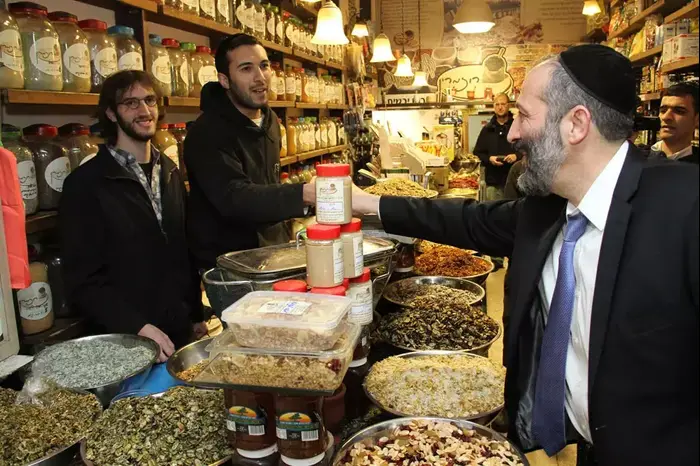 אריה דרעי בשוק מחנה יהודה (יח"צ , עמוד הפייסבוק של אריה דרעי) אריה דרעי בשוק מחנה יהודה (יח"צ , עמוד הפייסבוק של אריה דרעי)