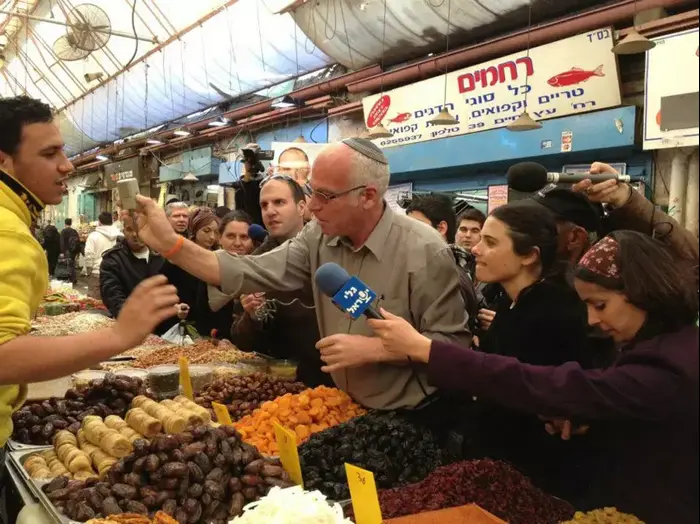 אורי אריאל ואיילת שקד בביקור בשוק מחנה יהודה (יח"צ) אורי אריאל ואיילת שקד בביקור בשוק מחנה יהודה (יח"צ)