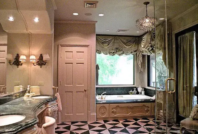 ביתה של טינה נואלס ביוסטון טקסס (יח"צ , houstonmansion.com) ביתה של טינה נואלס ביוסטון טקסס (יח"צ , houstonmansion.com)