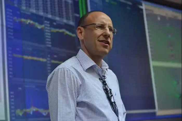 גיל שרון, מנכ"ל פלאפון, במסיבת עיתונאים בעקבות תקלה ברשת פלאפון, ינואר 2013 (נמרוד סונדרס)