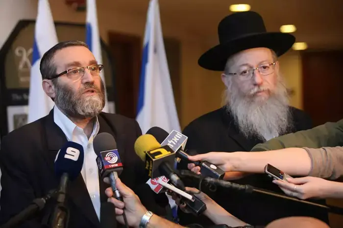 נציגי יהדות התורה מגיעים למו"מ קואליציוני עם נציגי הליכוד בכפר המכביה, ינואר 2013 (יותם רונן) נציגי יהדות התורה מגיעים למו"מ קואליציוני עם נציגי הליכוד בכפר המכביה, ינואר 2013 (יותם רונן)