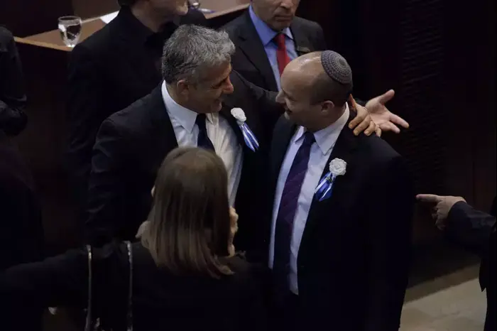 ח"כ יאיר לפיד וח"כ נפתלי בנט בטקס השבעת הכנסת ה-19, ינואר 2013 (טלי מאייר ) ח"כ יאיר לפיד וח"כ נפתלי בנט בטקס השבעת הכנסת ה-19, ינואר 2013 (טלי מאייר )