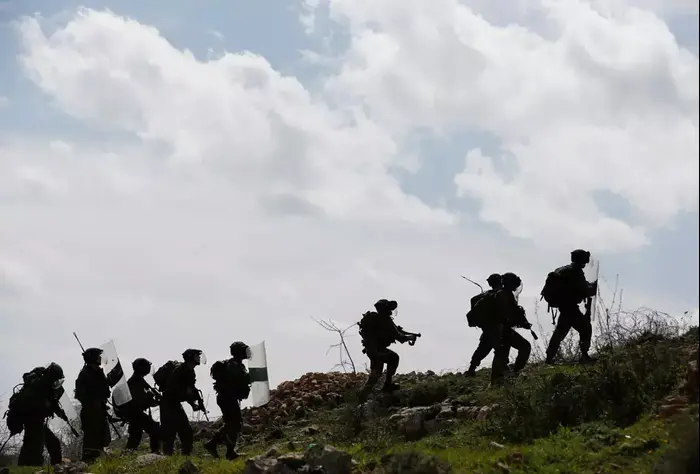 עימותים בין פלסטינים לכוחות הביטחון בגדה המערבית, 15 בפברואר 2013 (רויטרס) עימותים בין פלסטינים לכוחות הביטחון בגדה המערבית, 15 בפברואר 2013 (רויטרס)